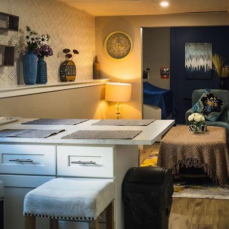 Cheerful Home Close To Downtown Kelowna Extérieur photo