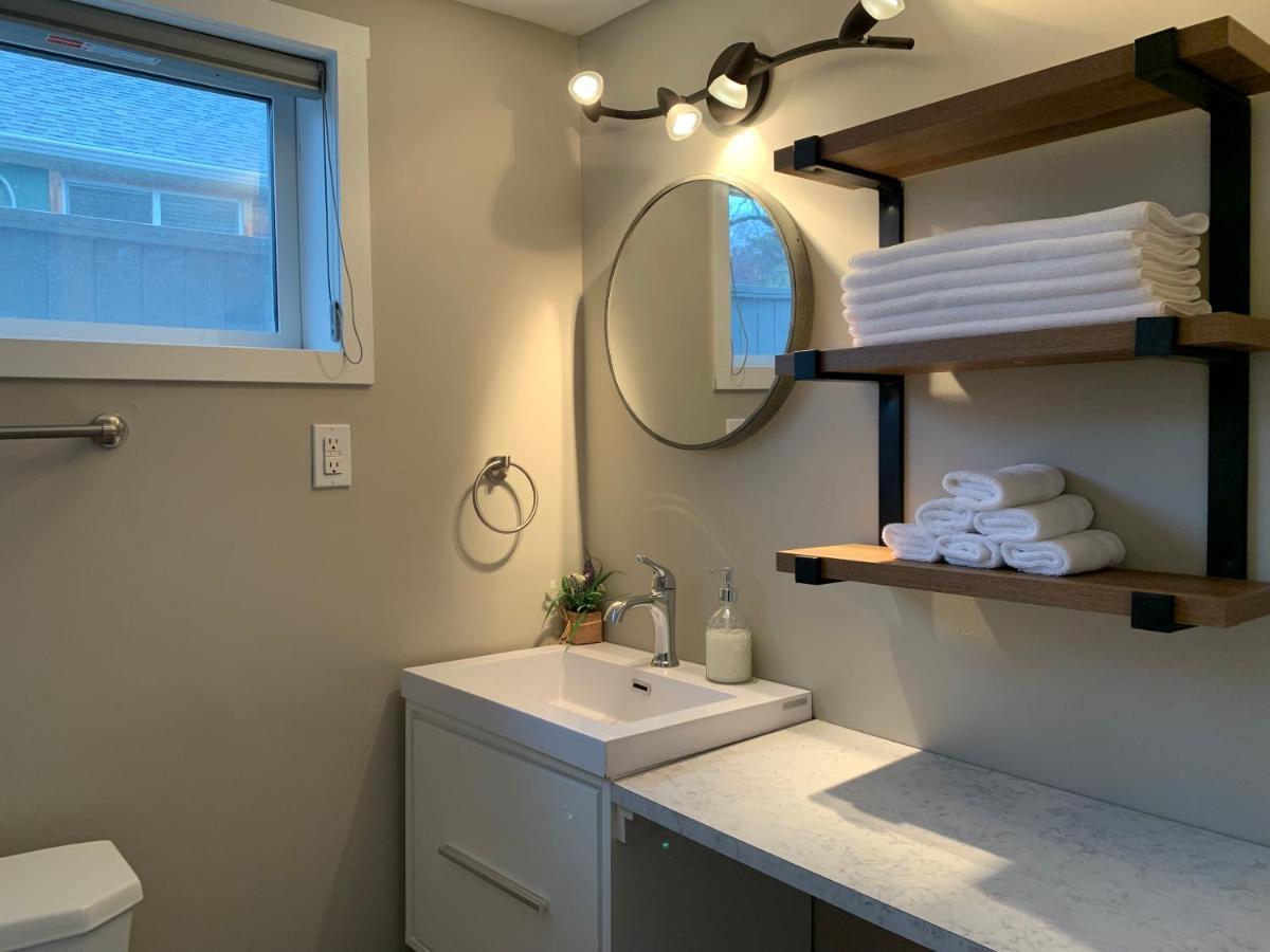 Cheerful Home Close To Downtown Kelowna Extérieur photo
